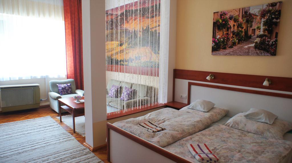 Villa Hajnal Apartman Gyula Exterior foto